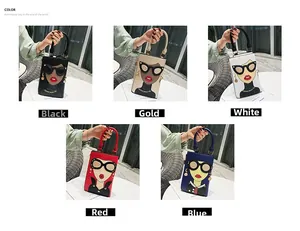 Détail de sacs à bandoulière en cinq couleurs avec un design de personnage de dessin animé