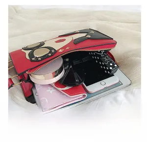 Vue de dessus montrant la grande capacité intérieure du sac rouge avec yeux de dessin