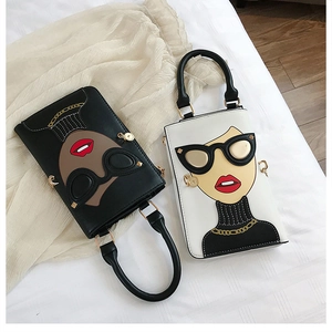 Détail de mini sacs tendance en cuir PU avec des illustrations de dessins animés de mode
