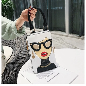 Détail du sac à main blanc en similicuir avec illustration de femme à lunettes et lèvres