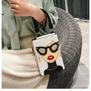Gros plan d'un sac à main en cuir blanc avec imprimé dessin animé et détails dorés