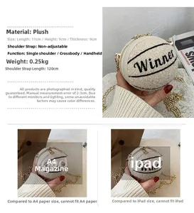 Dettaglio borsa basket in peluche con ricamo Winner e tracolla a catena dorata
