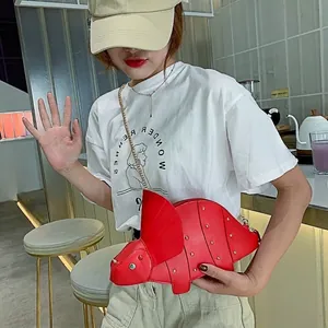 Sac bandoulière dinosaure rouge avec rivets dorés et bandoulière chaîne pour femme