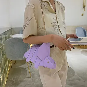 Sac bandoulière dinosaure lavande chic avec clous dorés et une chaîne en métal élégante