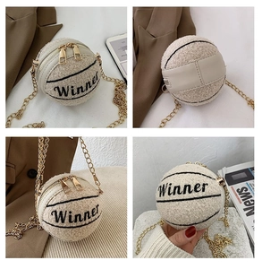 Dettagli della mini borsa in lana d'agnello a forma di basket con ricamo Winner