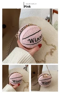 Dettaglio borsa a tracolla rosa a forma di basket in lana con cerniera dorata e catena
