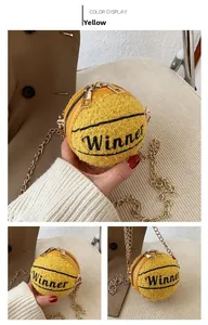 Dettaglio della borsa basket in peluche giallo con ricamo Winner e catena dorata