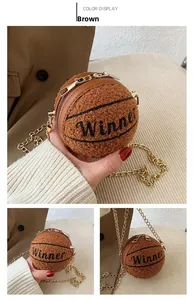 Dettaglio borsa basket in lana di agnello marrone con ricamo e catena dorata sottile
