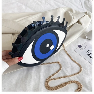 Détail du sac à bandoulière en cuir PU en forme d'œil avec fine chaîne dorée