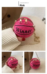 Dettaglio borsa a tracolla rosa a forma di basket in lana d'agnello con catena d'oro