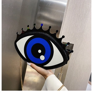Détail du sac à bandoulière en forme d'œil avec motifs pailletés bleus et noirs