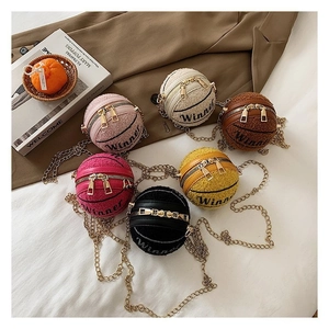 Mini borse a tracolla in lana d'agnello a forma di basket in rosa, beige, marrone e nero