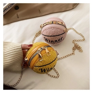 Dettaglio delle borse da basket sferiche in peluche giallo e rosa con ricamo