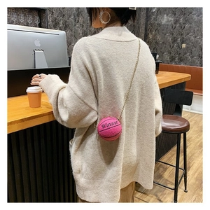 Dettaglio della borsa a tracolla rosa a forma di basket con catena dorata e stampa