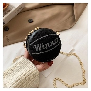 Dettaglio mini borsa a pallone da basket in pelliccia nera con ricamo Winner e catena