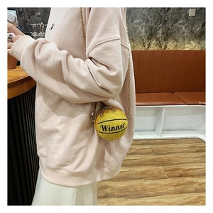 Dettaglio della mini borsa da basket in lana d'agnello gialla con ricamo Winner