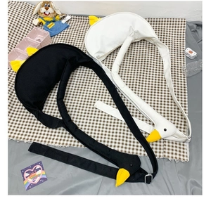 Dettaglio delle divertenti borse in tela a forma di oca in bianco e nero con fibbie in metallo