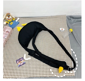 Dettaglio borsa a tracolla a forma di oca in tela nera con becco giallo 3D e cinturino