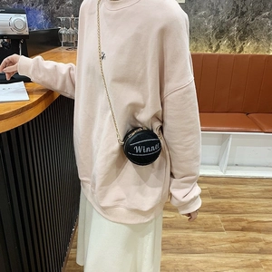 Mini borsa a tracolla nera a forma di basket con catena dorata e stampa Winner