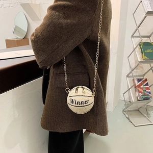 Mini borsa tonda da basket in lana d'agnello con catena d'oro e scritta Winner