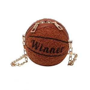 Mini borsa a tracolla in lana di agnello a forma di basket con catena dorata