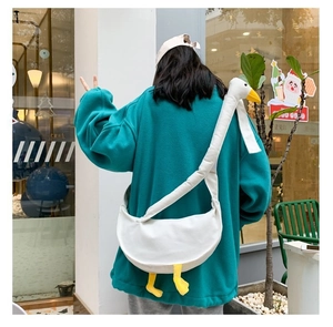 Vista posteriore di una borsa a tracolla peluche a forma di anatra bianca con pile verde
