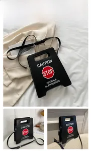 Détail du sac à bandoulière en cuir PU en forme de stop avec motifs créatifs originaux