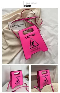 Vues détaillées du sac à bandoulière rose néon en forme de panneau de signalisation drôle