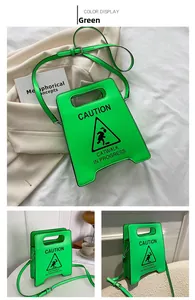 Détail du sac bandoulière vert fluo style panneau de signalisation en cuir brillant