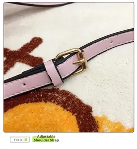 Détail de la bandoulière réglable en similicuir rose avec boucle en métal doré