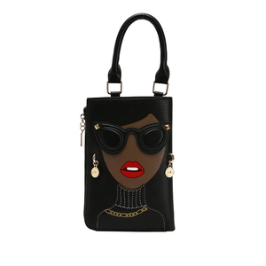 Détail du sac à main noir avec un motif de visage féminin dessin animé tendance