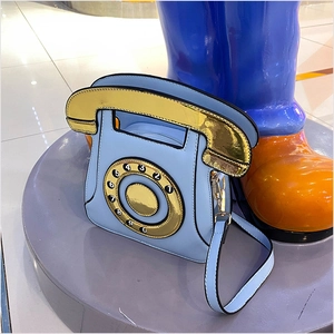 Détail d'un sac créatif rétro en forme de téléphone en cuir PU bleu clair
