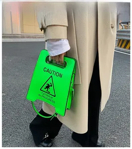 Détail du sac panneau d'avertissement vert néon avec texte catwalk in progress chic