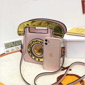 Sac à main créatif rose en forme de téléphone montrant la capacité intérieure