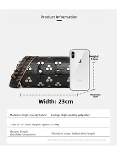 Sac cylindrique à rivets avec bandoulière large, 23x13x13cm comparé à un smartphone