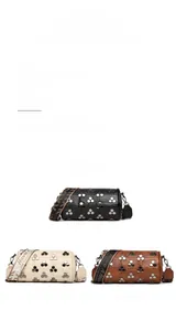 Détail de sacs cylindriques à rivets tendance en noir, beige et marron élégant