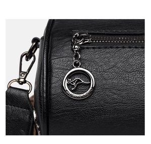 Détail macro du cuir grainé et de la fermeture éclair métallique sur sac noir