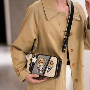 Fashionable color-block crossbody bag for women with cute cartoon cat patch and strap