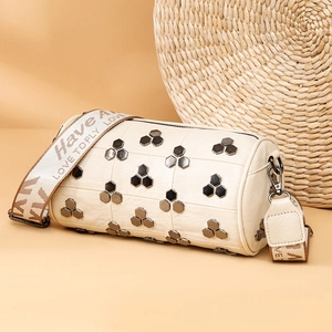 Sac À Épaule Cylindre Femme Cuir PU Punk Rivets Métalliques Large Bandoulière Jacquard Rétro Streetwear Sac Bandoulière