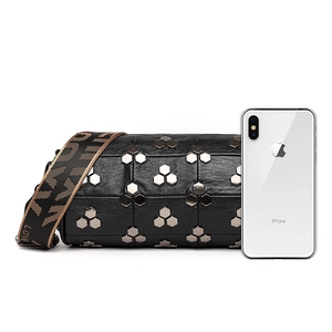 Sac cylindrique noir avec rivets hexagonaux et large bandoulière jacquard LOVE