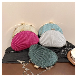 Détail de sacs de soirée en forme de coquillage pailletés en plusieurs couleurs avec chaîne