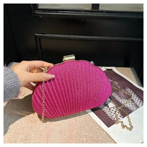 Vue détaillée de la pochette de soirée fuchsia en forme de coquillage avec paillettes