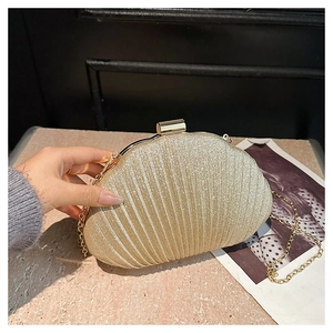 Gros plan détaillé d'une pochette dorée en forme de coquillage avec texture pailletée