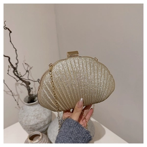 Détail de la pochette de soirée coquillage dorée avec fini pailleté et chaîne élégante