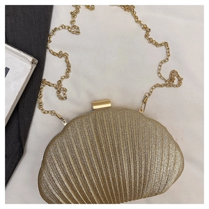 Vue détaillée de la pochette de soirée en forme de coquillage avec sequins dorés