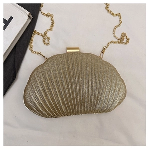 Détails du sac coquille à paillettes or champagne avec texture radiale et chaîne