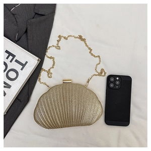 Détail de la pochette de soirée coquillage champagne avec chaîne et téléphone pour taille