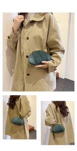 Détail de la pochette de soirée coquillage vert pailleté avec bandoulière chaîne