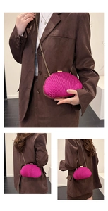 Détails de la pochette de soirée fuchsia à paillettes en forme de coquille chic