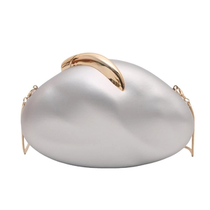 Οβάλ τσάντα clutch σε ματ ασημί με χρυσή κυρτή λαβή και λεπτή αλυσίδα ώμου